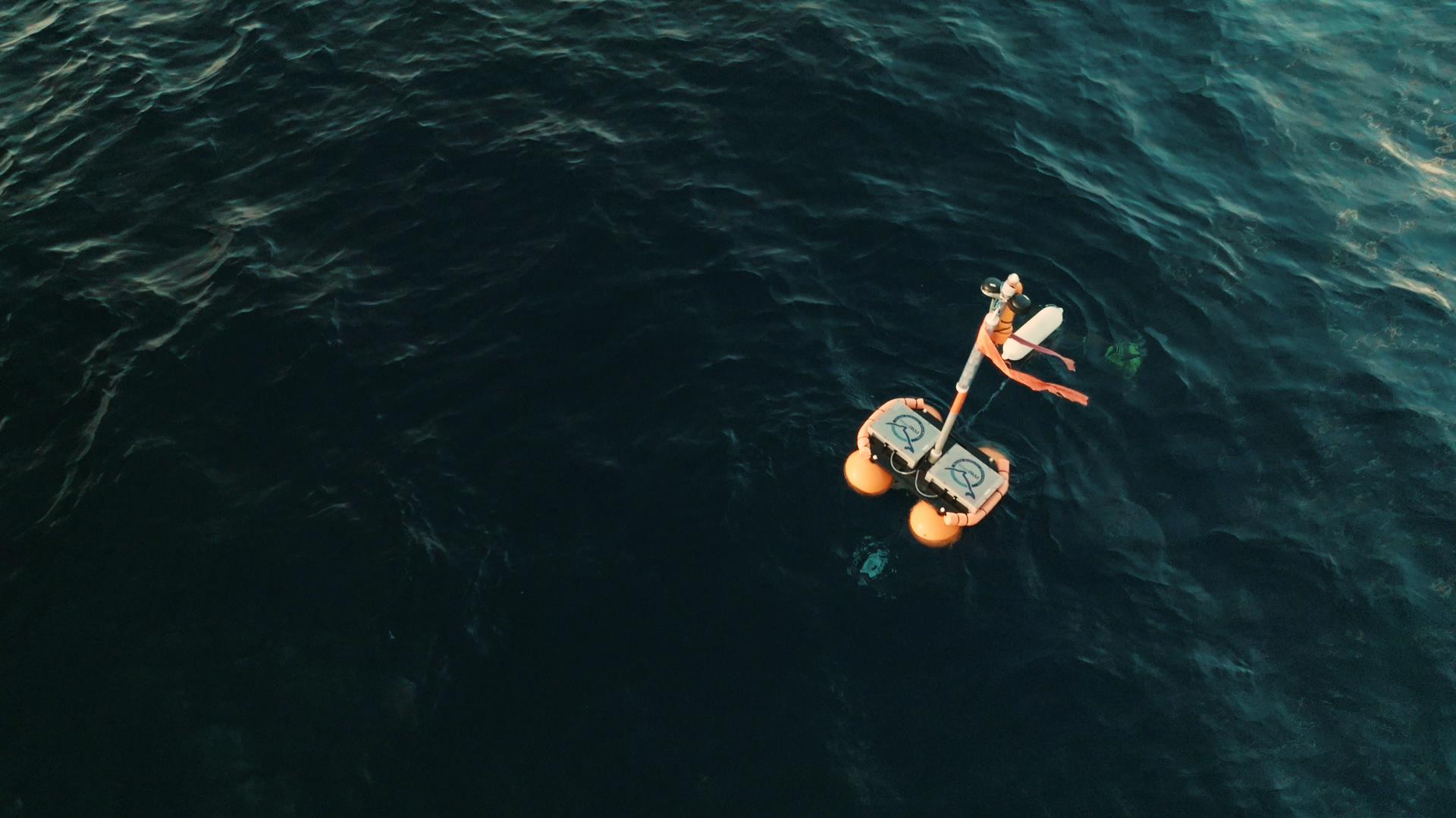 Balise GPS et vidéo qui flotte à la surface de l'eau